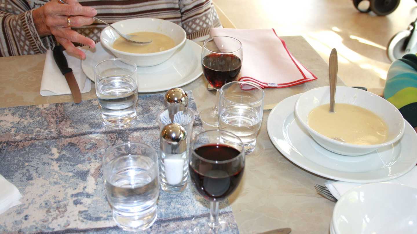 Mad, suppe og to glas rødvin